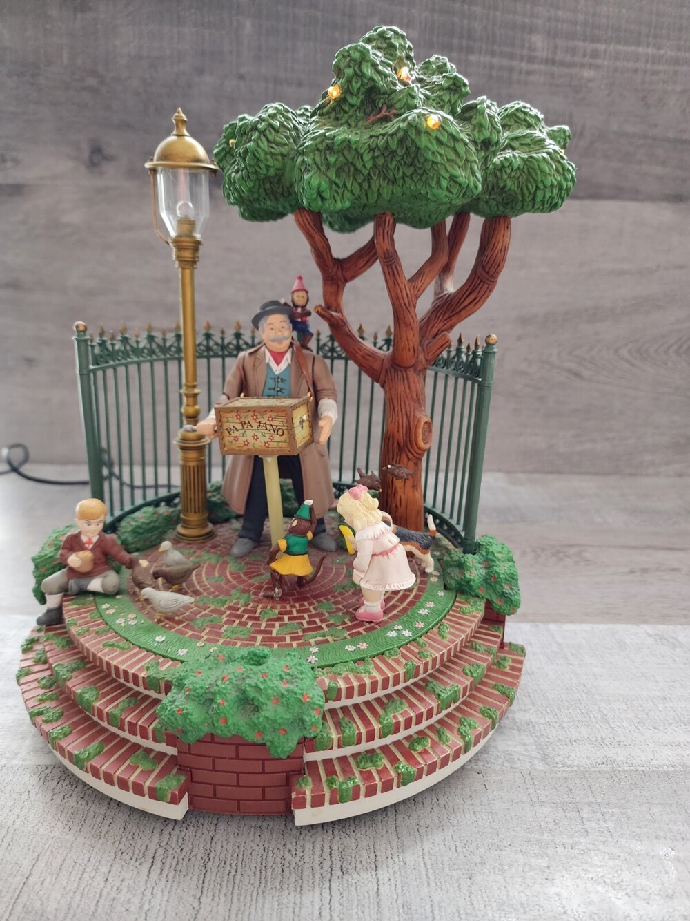 1989 Enesco Pa-pa Papa Jano Deluxe Illuminated Action Musical Display